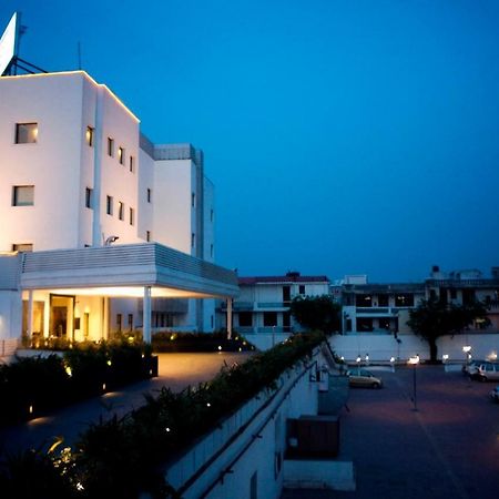 Vibe By The Lalit Traveller Hotel Faridabad Exterior foto