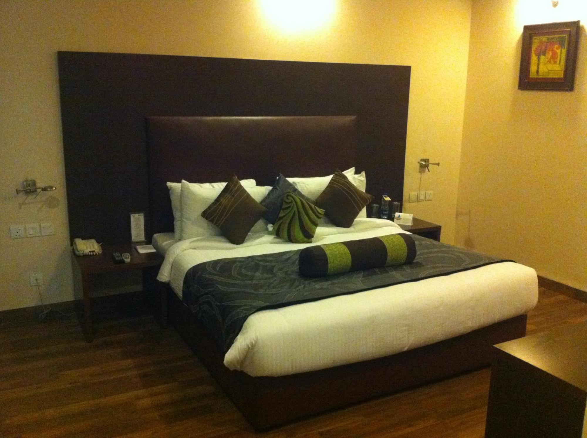 Vibe By The Lalit Traveller Hotel Faridabad Exterior foto