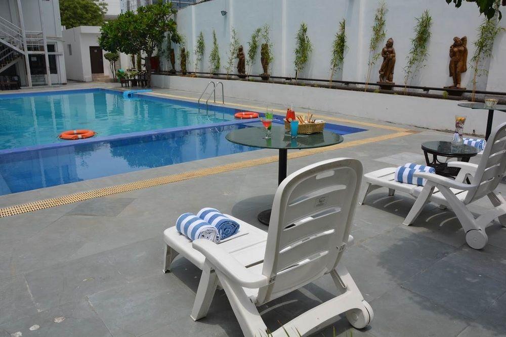 Vibe By The Lalit Traveller Hotel Faridabad Exterior foto
