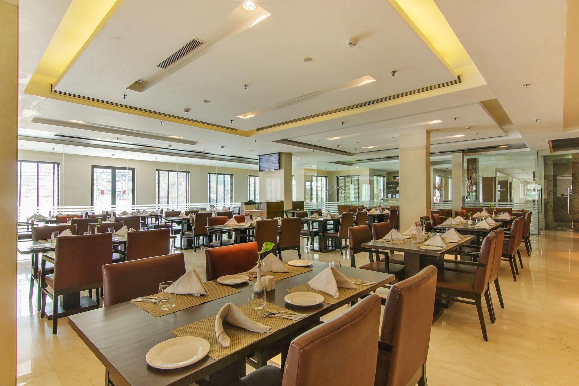 Vibe By The Lalit Traveller Hotel Faridabad Exterior foto