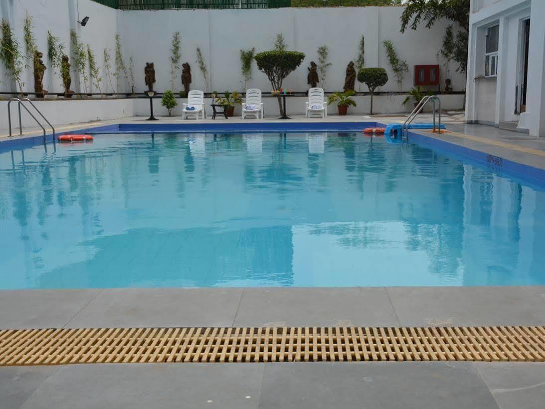 Vibe By The Lalit Traveller Hotel Faridabad Exterior foto