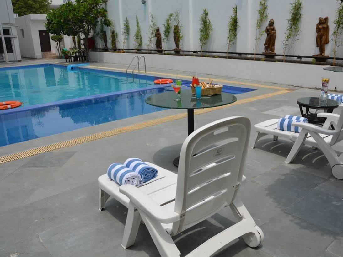 Vibe By The Lalit Traveller Hotel Faridabad Exterior foto