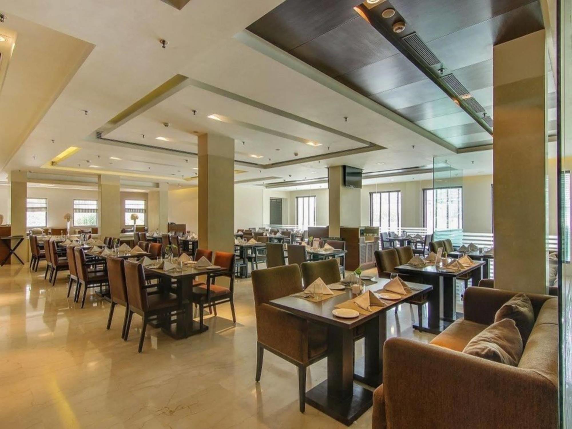 Vibe By The Lalit Traveller Hotel Faridabad Exterior foto